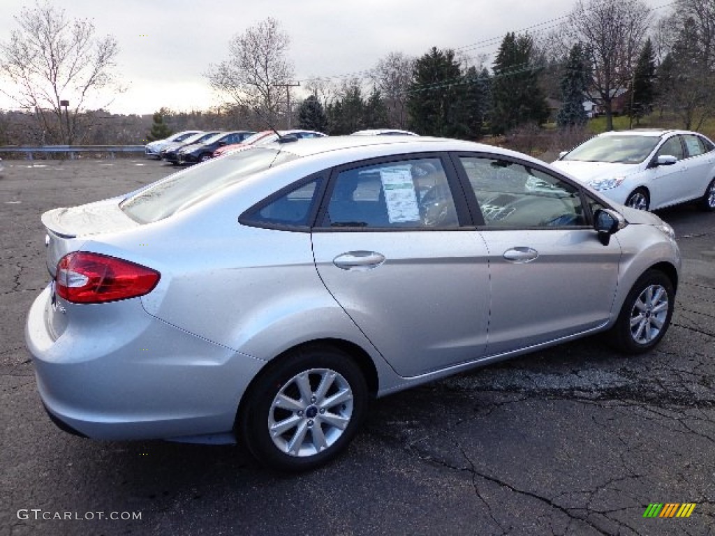 2013 Fiesta SE Sedan - Ingot Silver / Charcoal Black photo #2