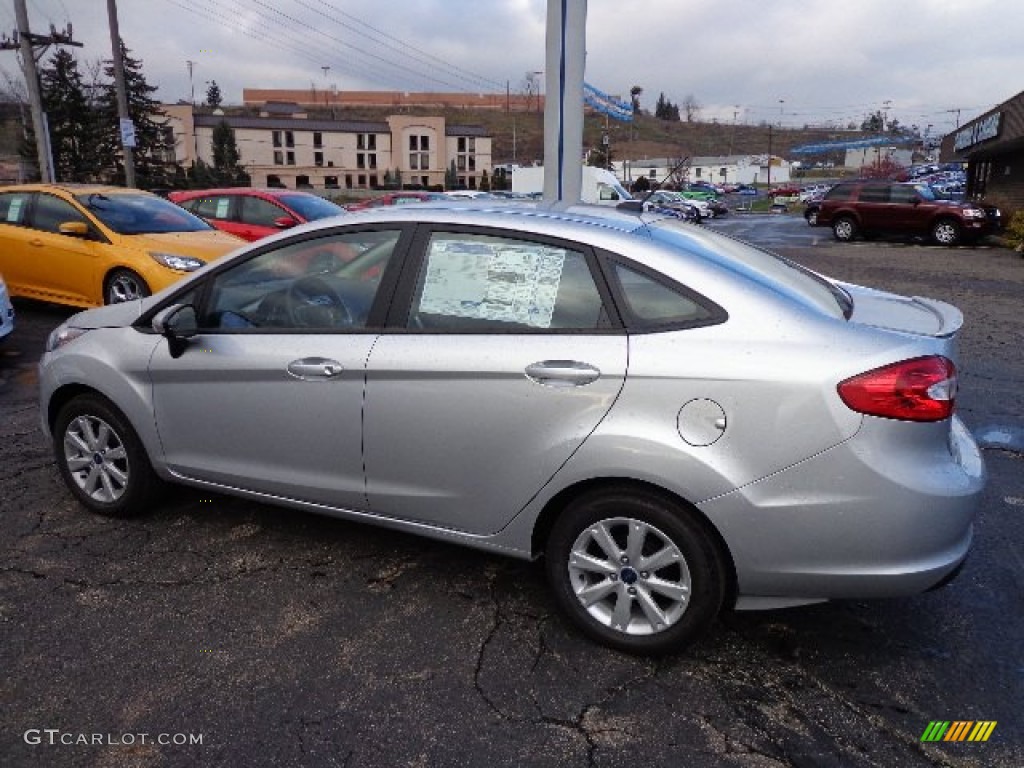 2013 Fiesta SE Sedan - Ingot Silver / Charcoal Black photo #3