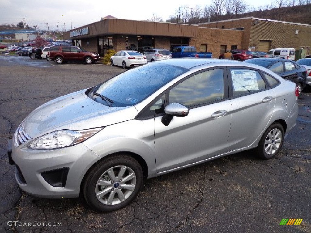 2013 Fiesta SE Sedan - Ingot Silver / Charcoal Black photo #4