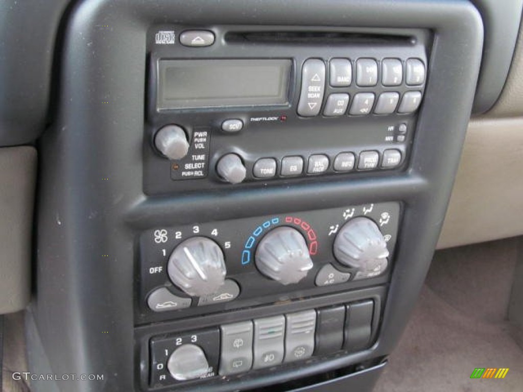 2004 Montana  - Sport Red Metallic / Taupe photo #13