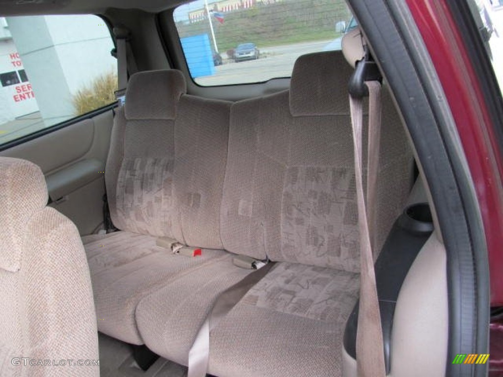 2004 Montana  - Sport Red Metallic / Taupe photo #15