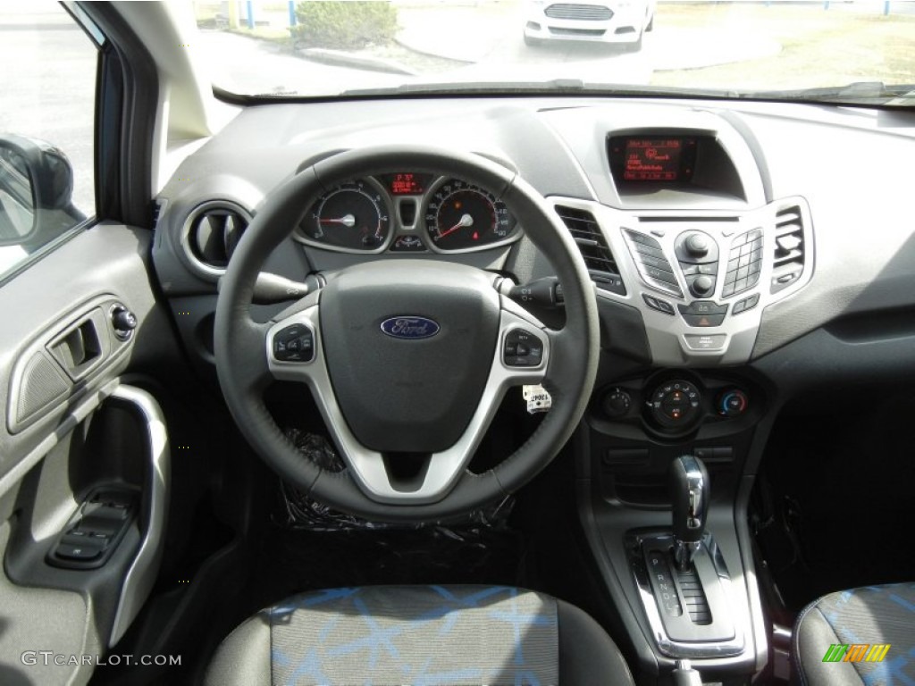 2013 Ford Fiesta SE Hatchback Charcoal Black/Blue Accent Dashboard Photo #74074505