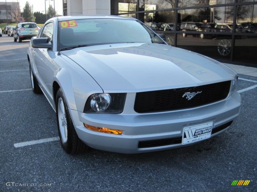 2005 Mustang V6 Deluxe Coupe - Satin Silver Metallic / Light Graphite photo #2