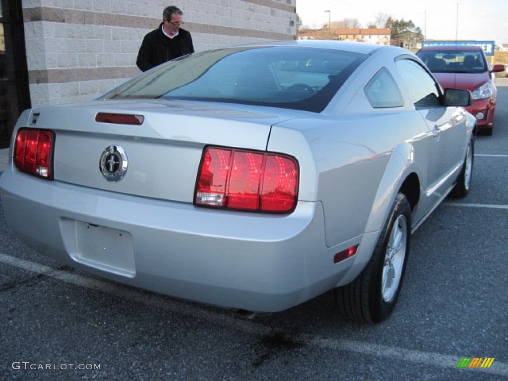 2005 Mustang V6 Deluxe Coupe - Satin Silver Metallic / Light Graphite photo #8