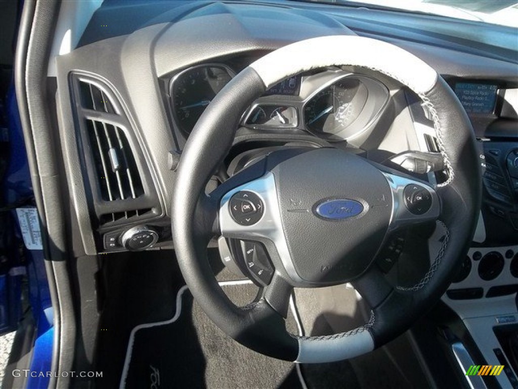 2013 Ford Focus SE Hatchback Arctic White Steering Wheel Photo #74088722