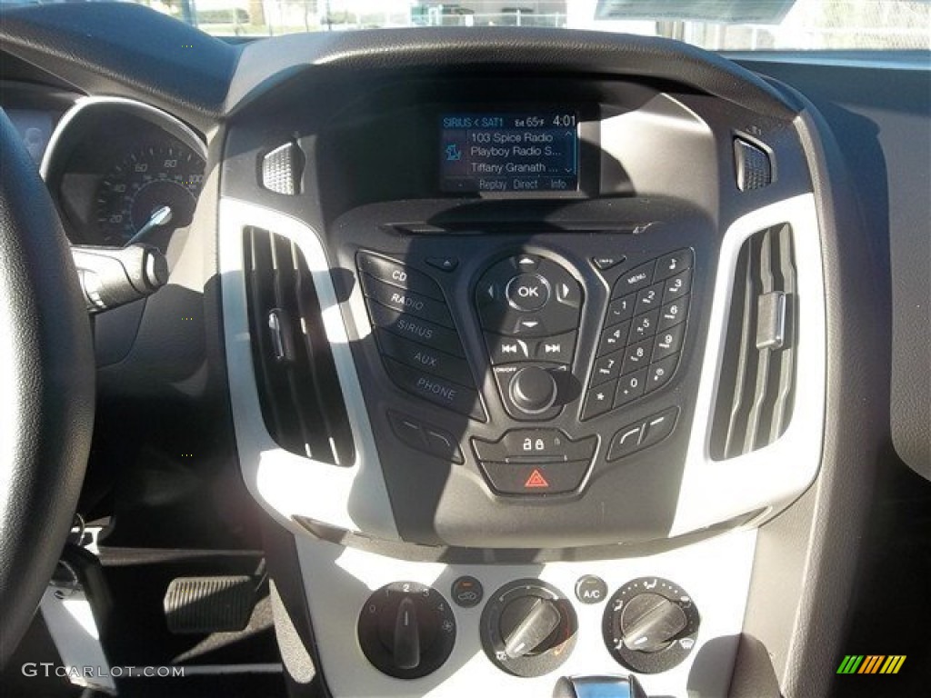 2013 Ford Focus SE Hatchback Controls Photo #74088740