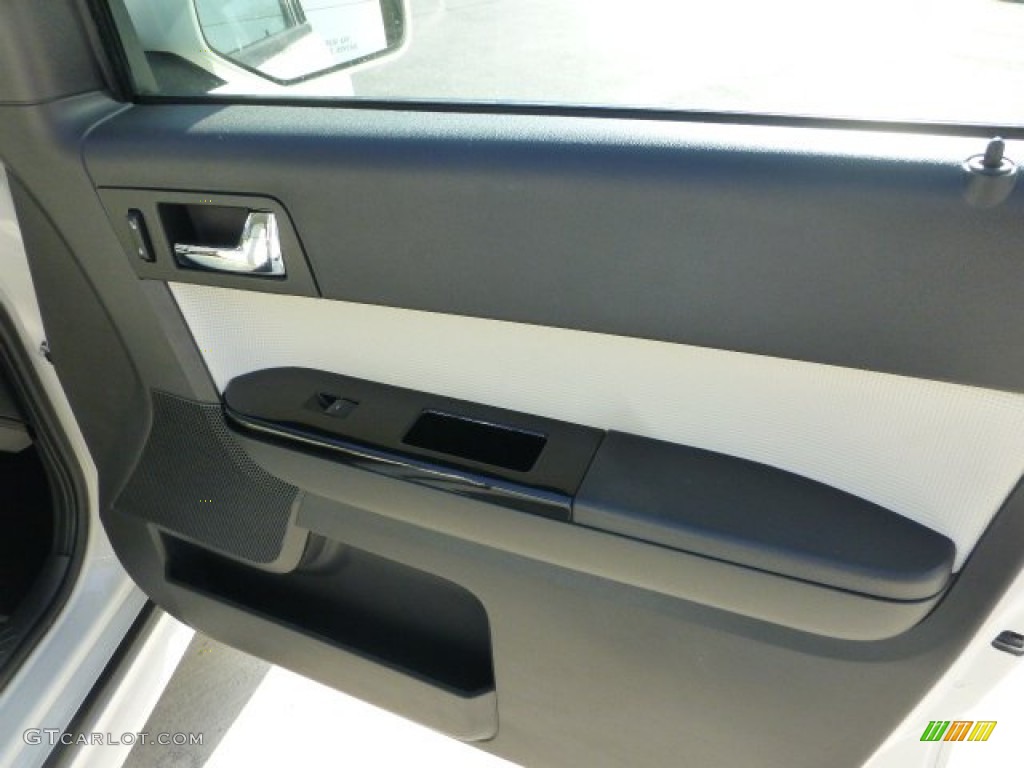 2009 Mercury Mariner VOGA Package 4WD Cashmere Leather/Charcoal Black Door Panel Photo #74116243
