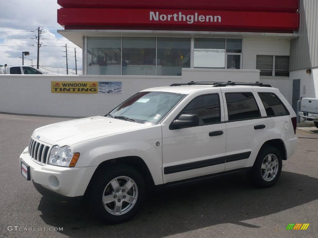 2005 Grand Cherokee Laredo 4x4 - Stone White / Khaki photo #1