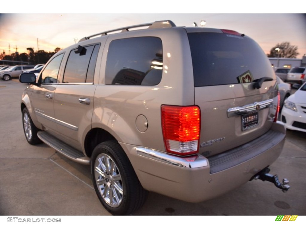 2008 Aspen Limited Walter P Chrysler Signature Series - Light Sandstone Metallic / Light Graystone photo #3