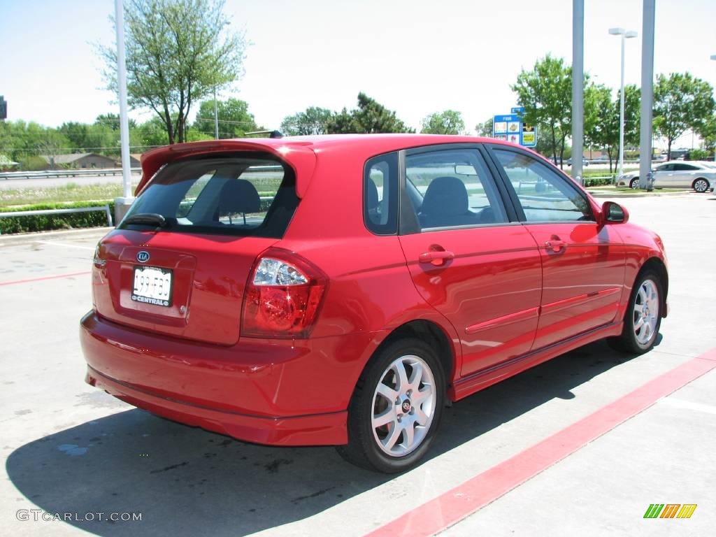 2005 Spectra 5 Wagon - Radiant Red / Gray photo #5