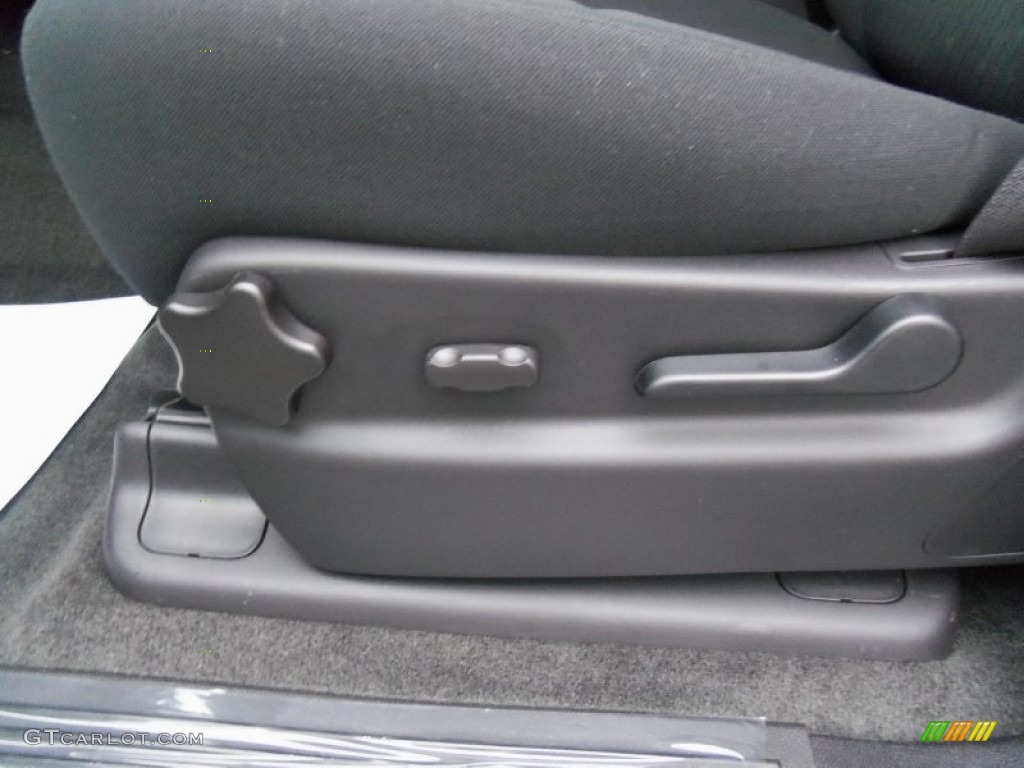 2013 Tahoe LS 4x4 - Summit White / Ebony photo #20