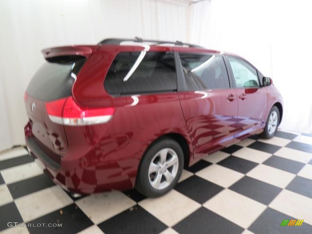 2013 Sienna LE - Salsa Red Pearl / Bisque photo #15