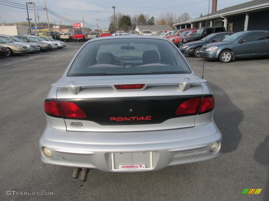 2002 Sunfire SE Sedan - Ultra Silver Metallic / Graphite photo #4
