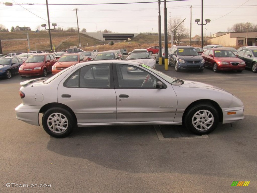 2002 Sunfire SE Sedan - Ultra Silver Metallic / Graphite photo #5