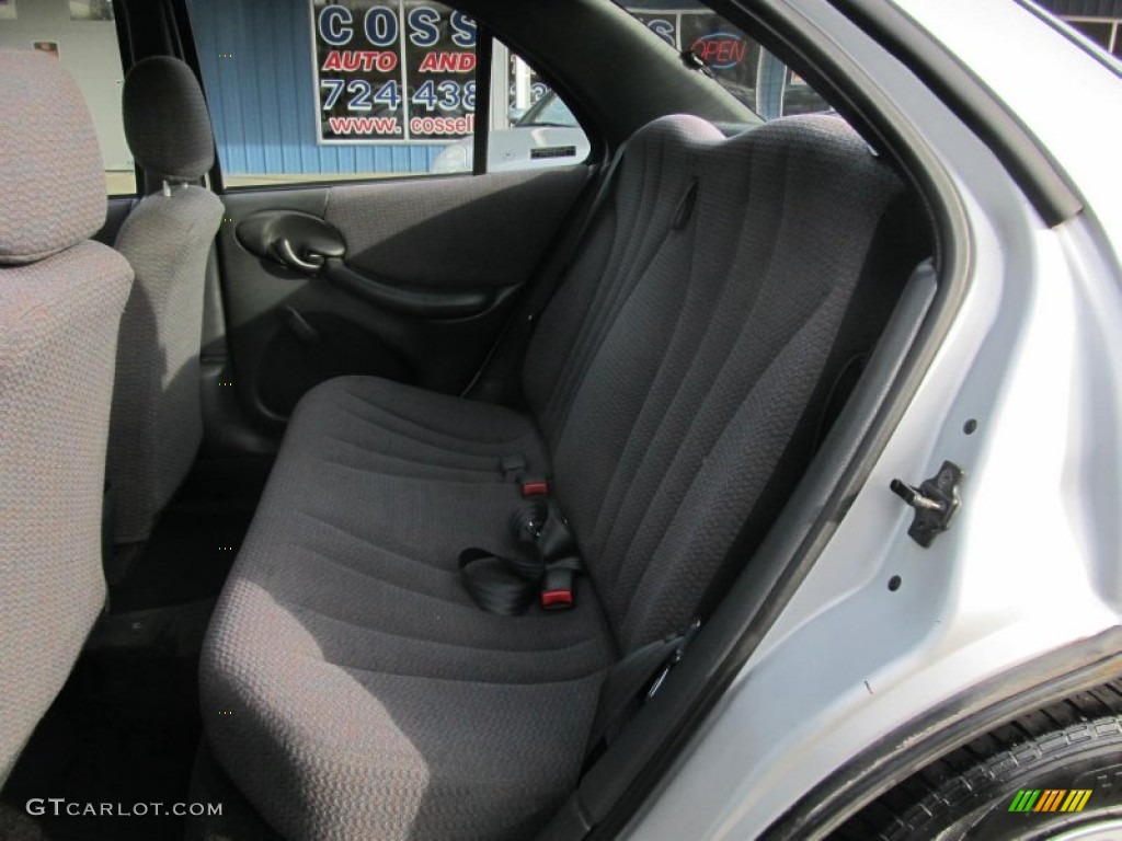 2002 Sunfire SE Sedan - Ultra Silver Metallic / Graphite photo #10