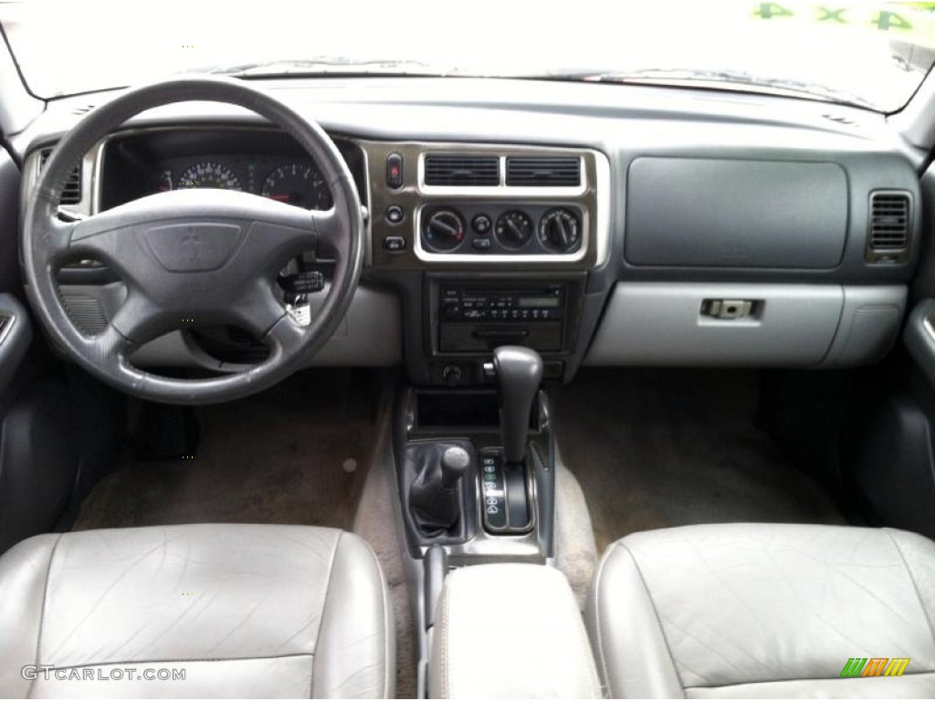 2001 Mitsubishi Montero Sport 3.5XS 4x4 Dashboard Photos