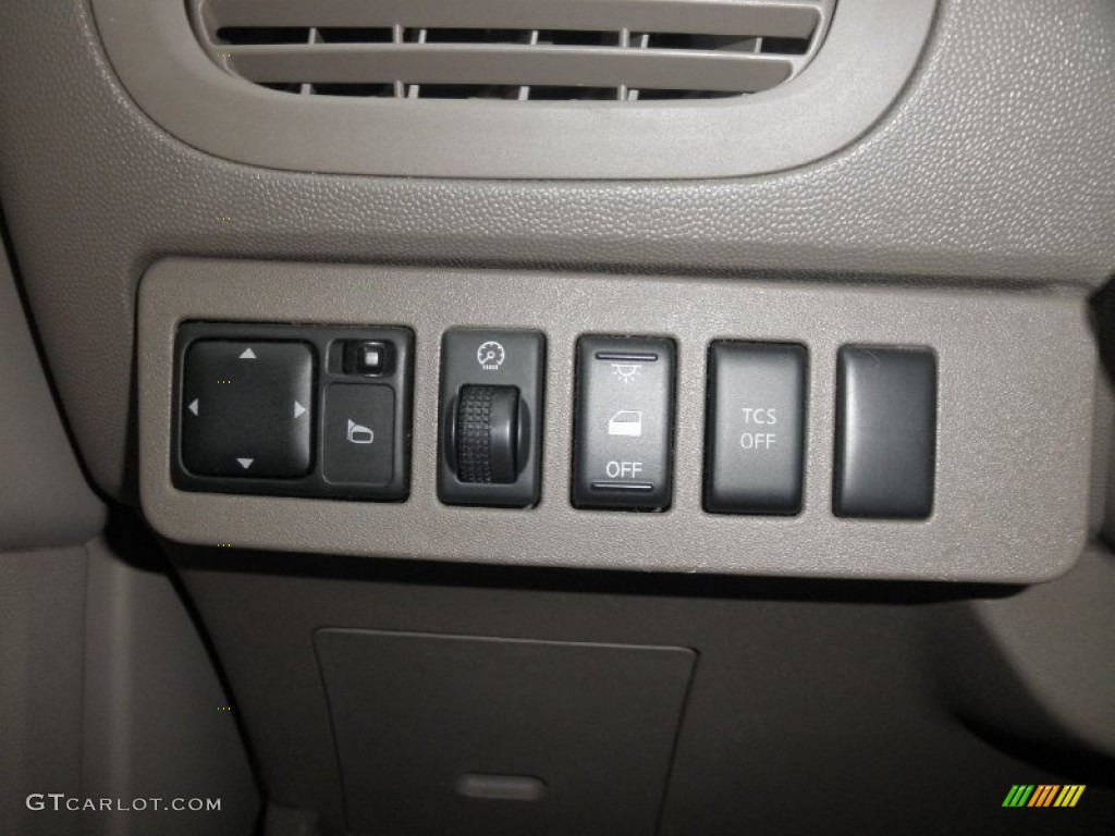 2004 Quest 3.5 S - Coral Sand Metallic / Gray photo #11