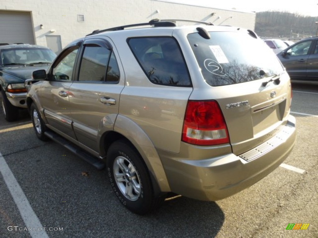 2005 Sorento LX 4WD - Sand Beige Metallic / Beige photo #3