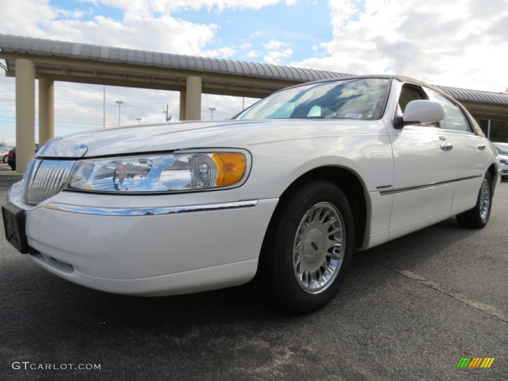 Vibrant White 2002 Lincoln Town Car Cartier Exterior Photo #74257198