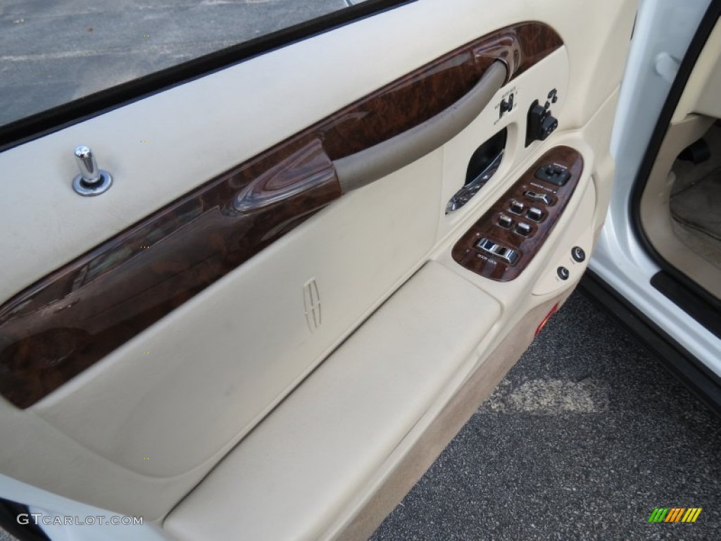 2002 Lincoln Town Car Cartier Light Parchment Door Panel Photo #74257333