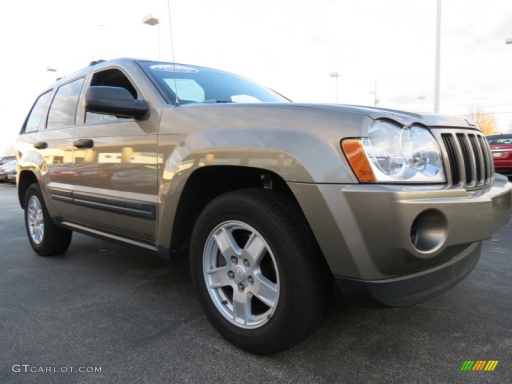 2006 Grand Cherokee Laredo - Light Khaki Metallic / Khaki photo #4