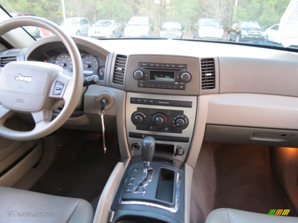 2006 Grand Cherokee Laredo - Light Khaki Metallic / Khaki photo #9