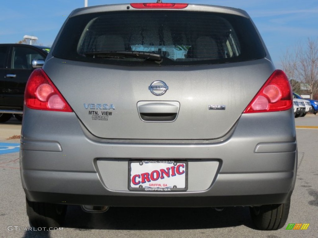 2012 Versa 1.8 S Hatchback - Magnetic Gray Metallic / Charcoal photo #4