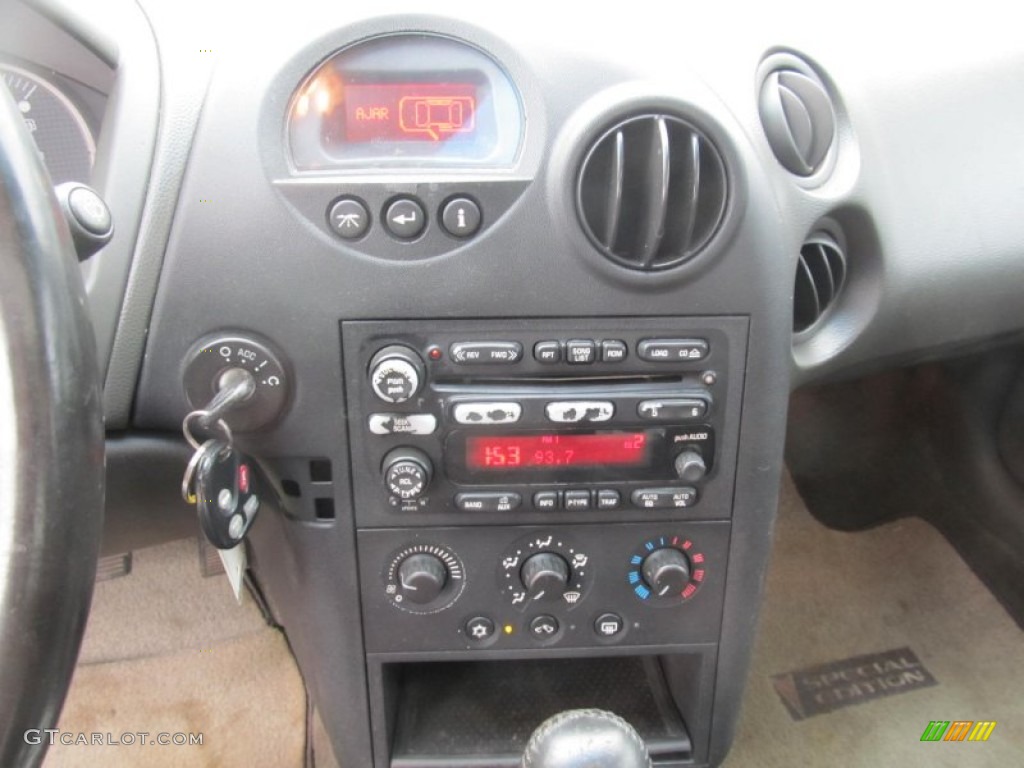 2004 Pontiac Grand Prix GT Sedan Controls Photo #74321126