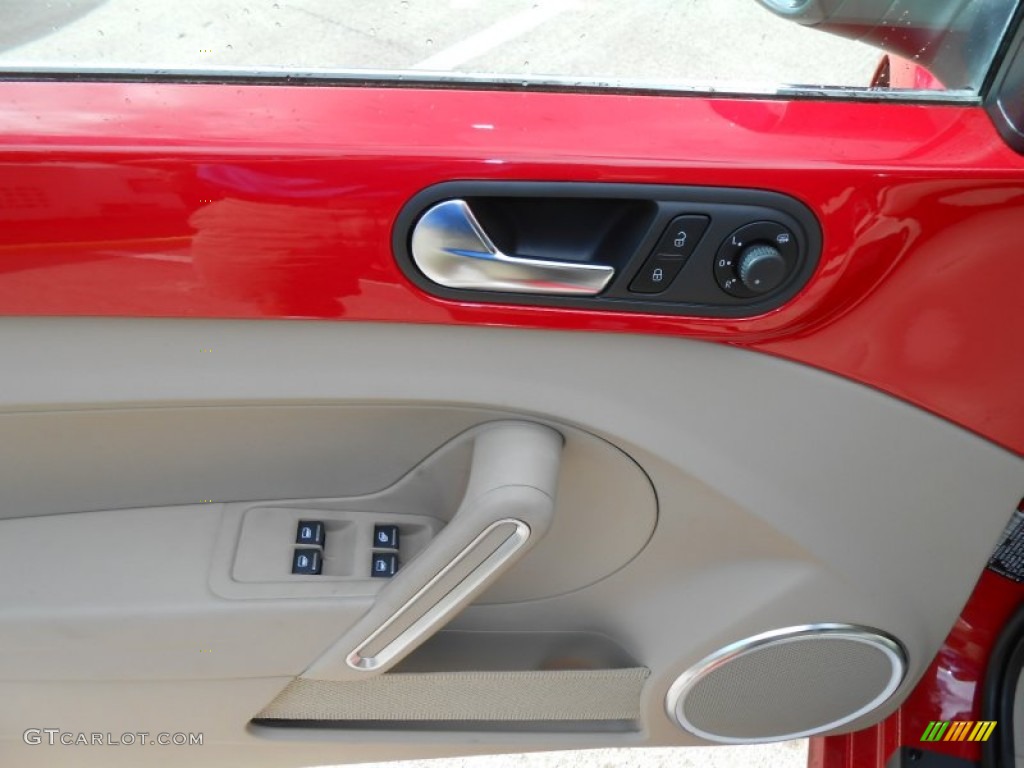 2013 Volkswagen Beetle 2.5L Convertible Beige Door Panel Photo #74336994