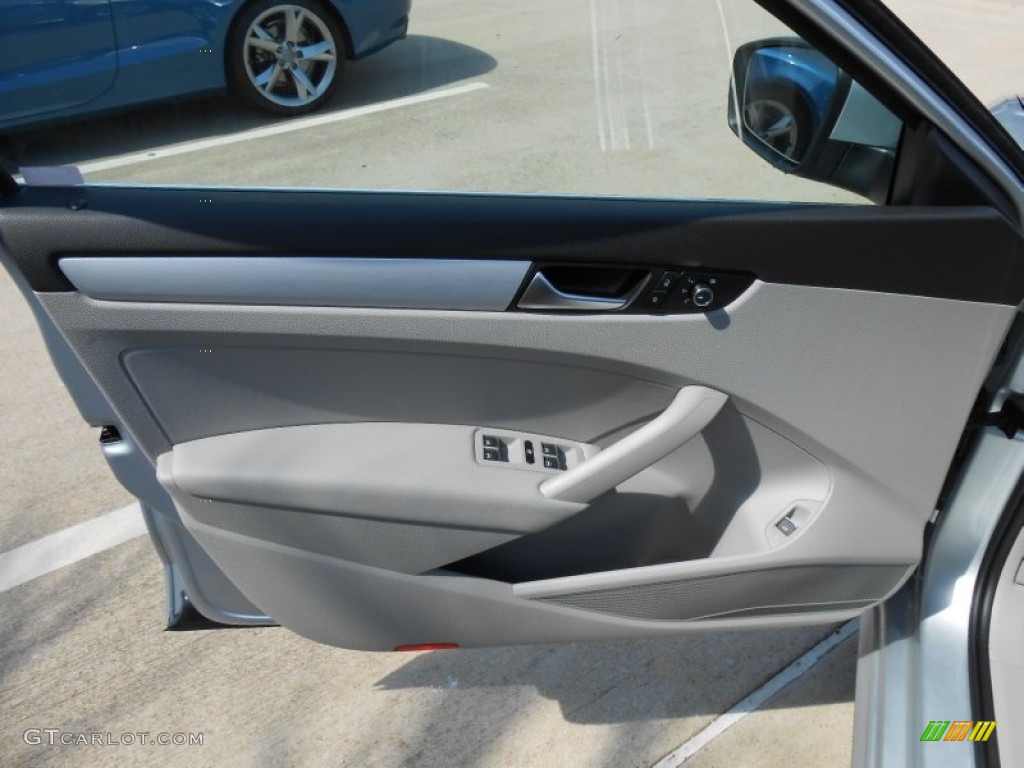 2013 Volkswagen Passat 2.5L SE Moonrock Gray Door Panel Photo #74337265