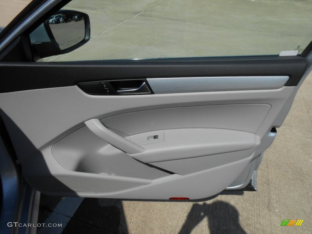 2013 Volkswagen Passat 2.5L SE Moonrock Gray Door Panel Photo #74337308