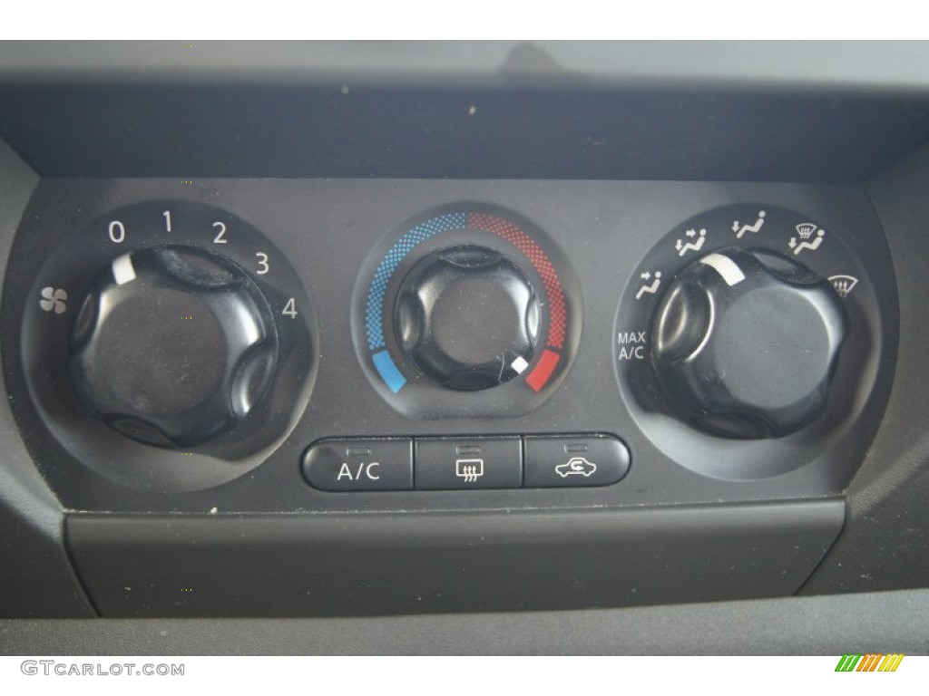 2005 Nissan Xterra S 4x4 Controls Photo #74340998