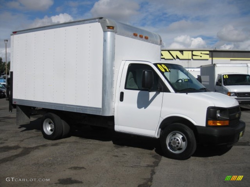 Summit White Chevrolet Express Cutaway