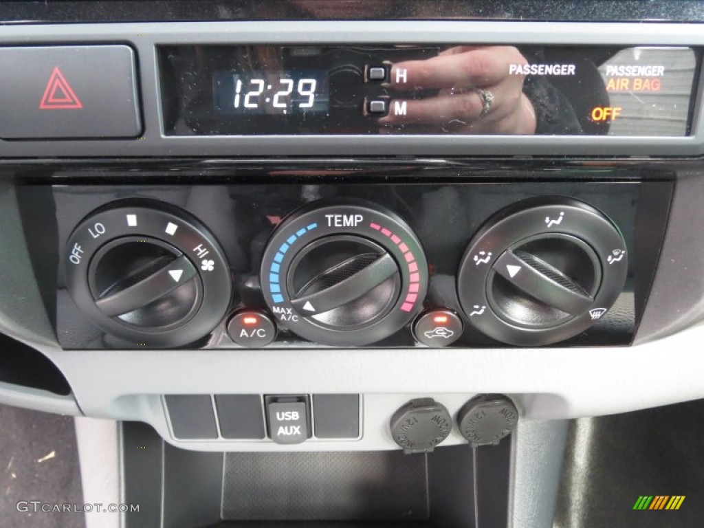 2013 Toyota Tacoma V6 TRD Sport Double Cab 4x4 Controls Photo #74348130