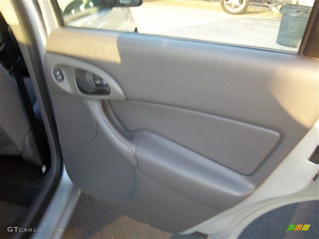 2004 Focus SE Sedan - CD Silver Metallic / Medium Graphite photo #14