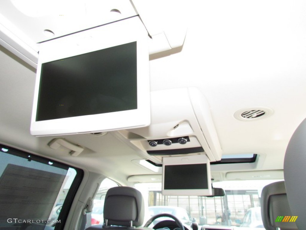 2011 Volkswagen Routan SEL Entertainment System Photo #74355131