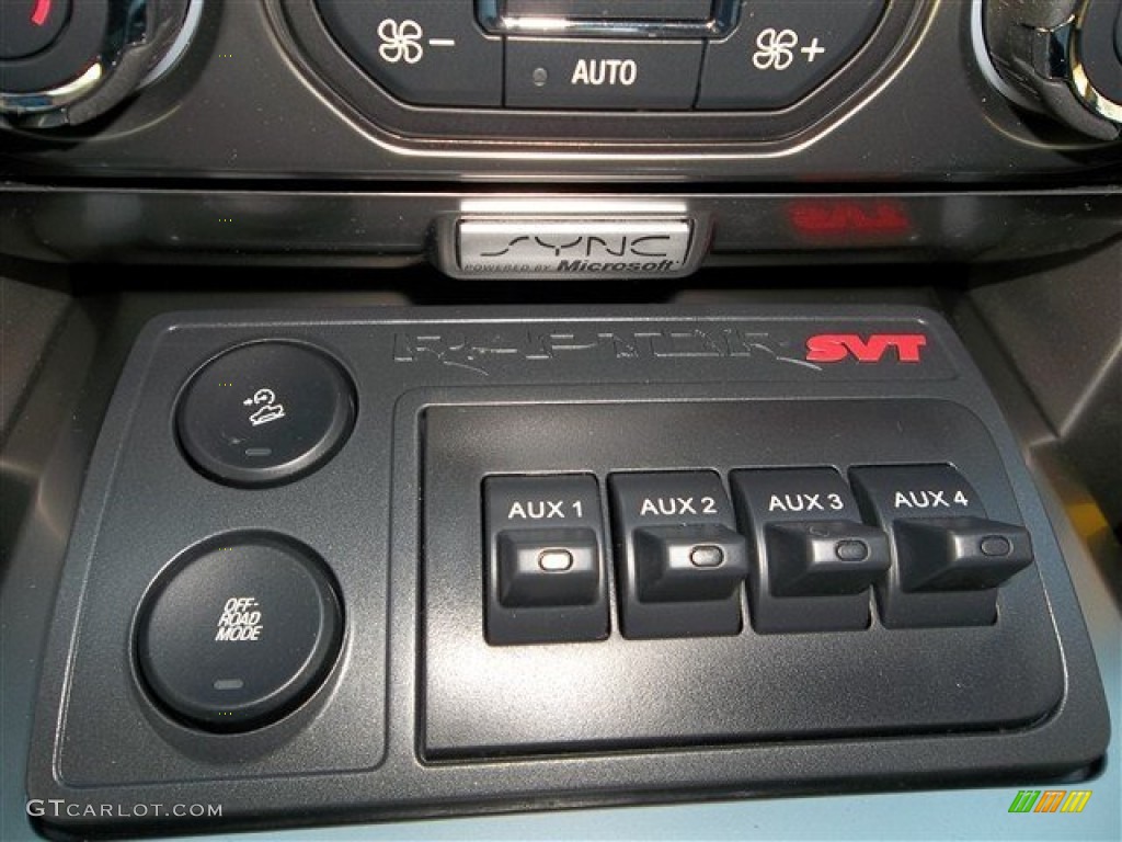 2013 Ford F150 SVT Raptor SuperCrew 4x4 Controls Photo #74366822