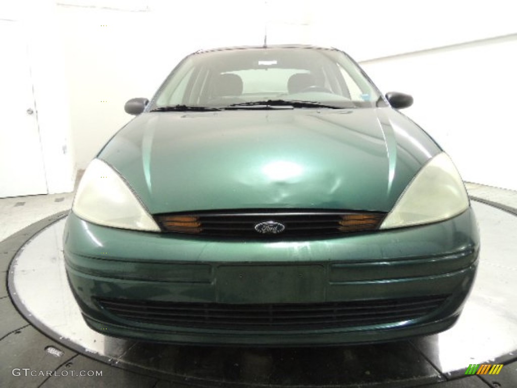 2001 Focus SE Sedan - Rainforest Green Metallic / Medium Graphite Grey photo #2