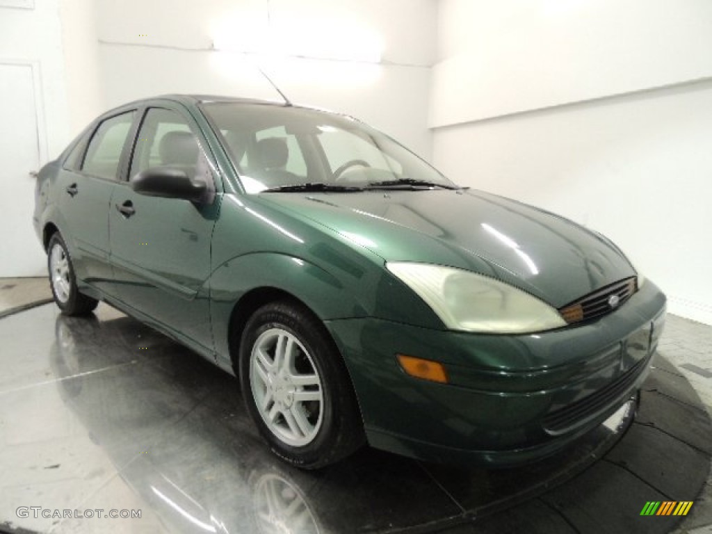 2001 Focus SE Sedan - Rainforest Green Metallic / Medium Graphite Grey photo #3
