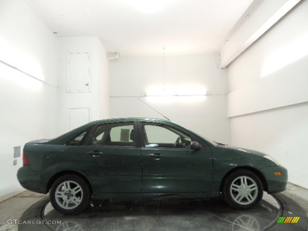 2001 Focus SE Sedan - Rainforest Green Metallic / Medium Graphite Grey photo #4