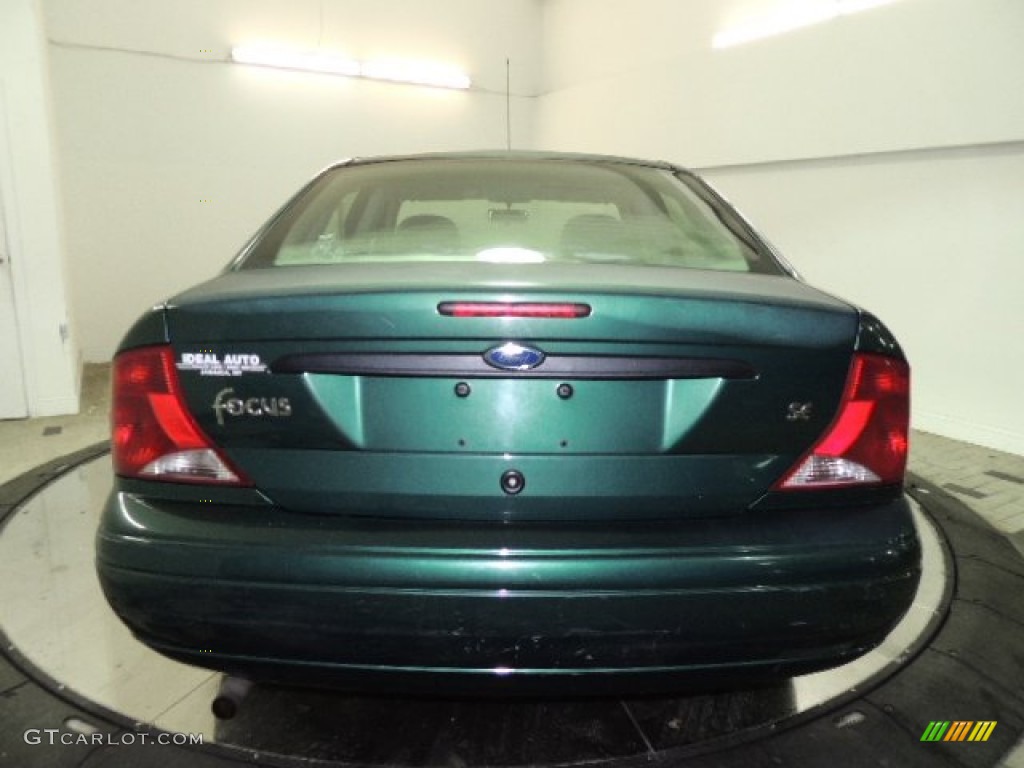2001 Focus SE Sedan - Rainforest Green Metallic / Medium Graphite Grey photo #7
