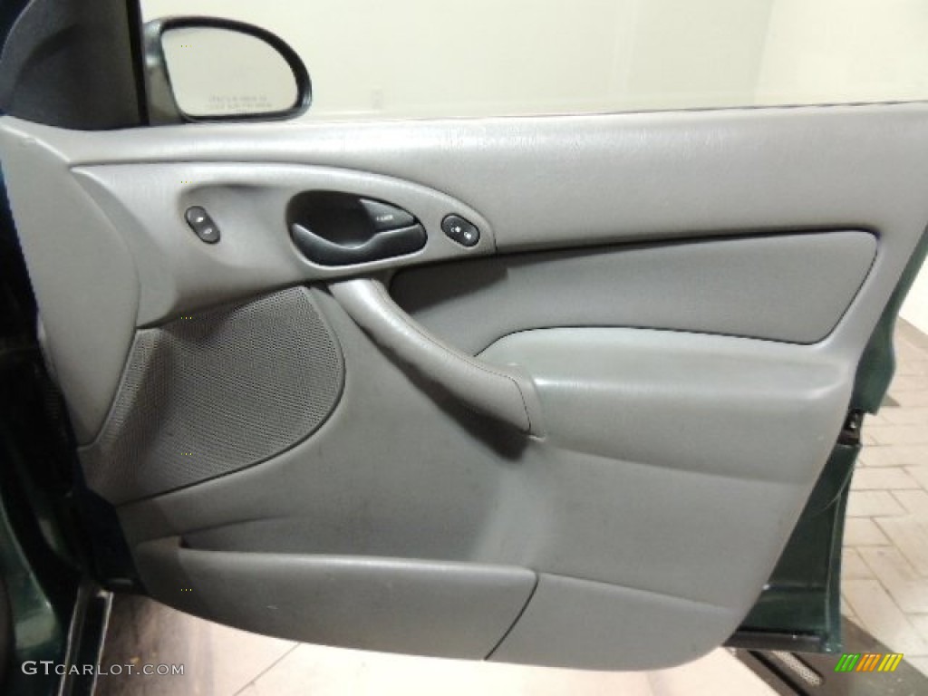 2001 Focus SE Sedan - Rainforest Green Metallic / Medium Graphite Grey photo #12