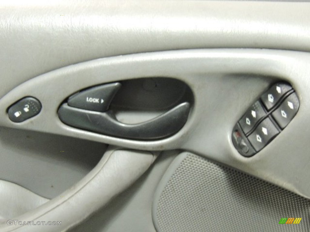 2001 Focus SE Sedan - Rainforest Green Metallic / Medium Graphite Grey photo #15