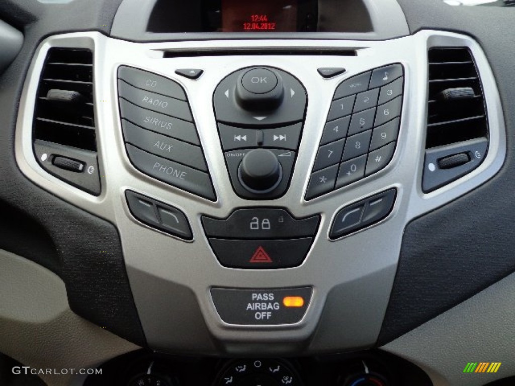 2013 Ford Fiesta SE Sedan Controls Photo #74385518