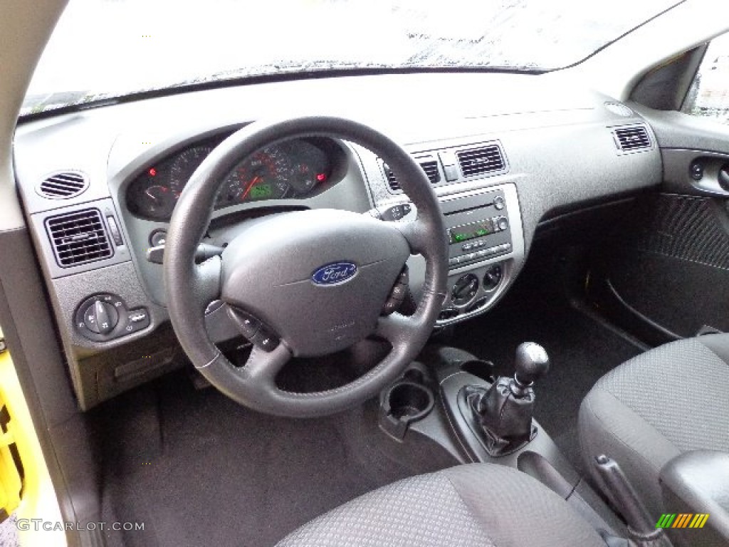 Charcoal/Charcoal Interior 2005 Ford Focus ZX3 SE Coupe Photo #74388766