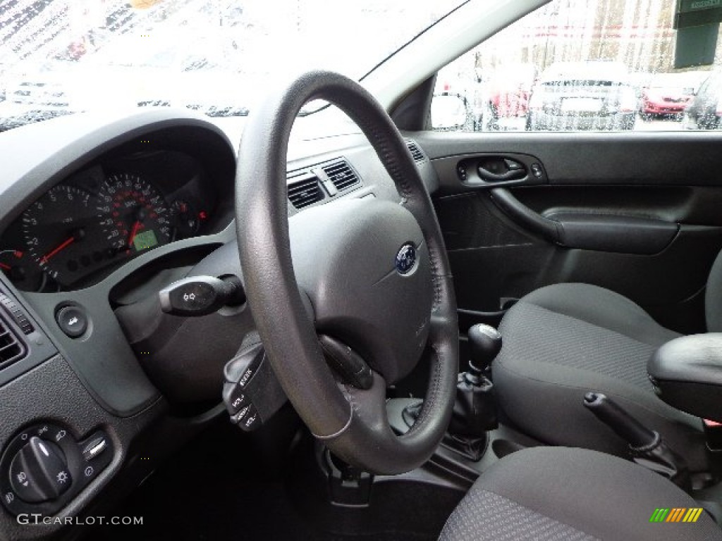 2005 Ford Focus ZX3 SE Coupe Steering Wheel Photos