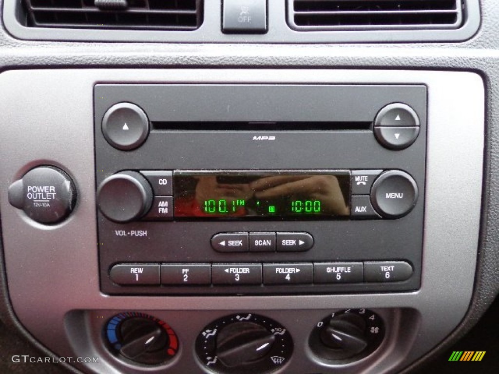 2005 Ford Focus ZX3 SE Coupe Audio System Photos