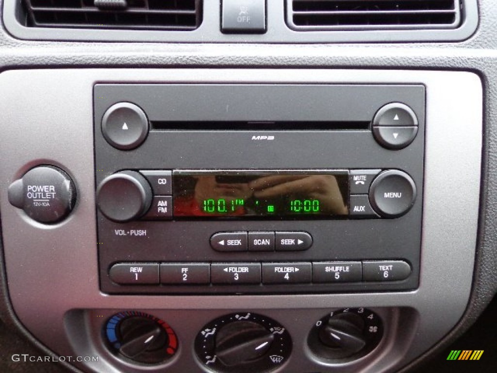 2005 Ford Focus ZX3 SE Coupe Audio System Photo #74389045