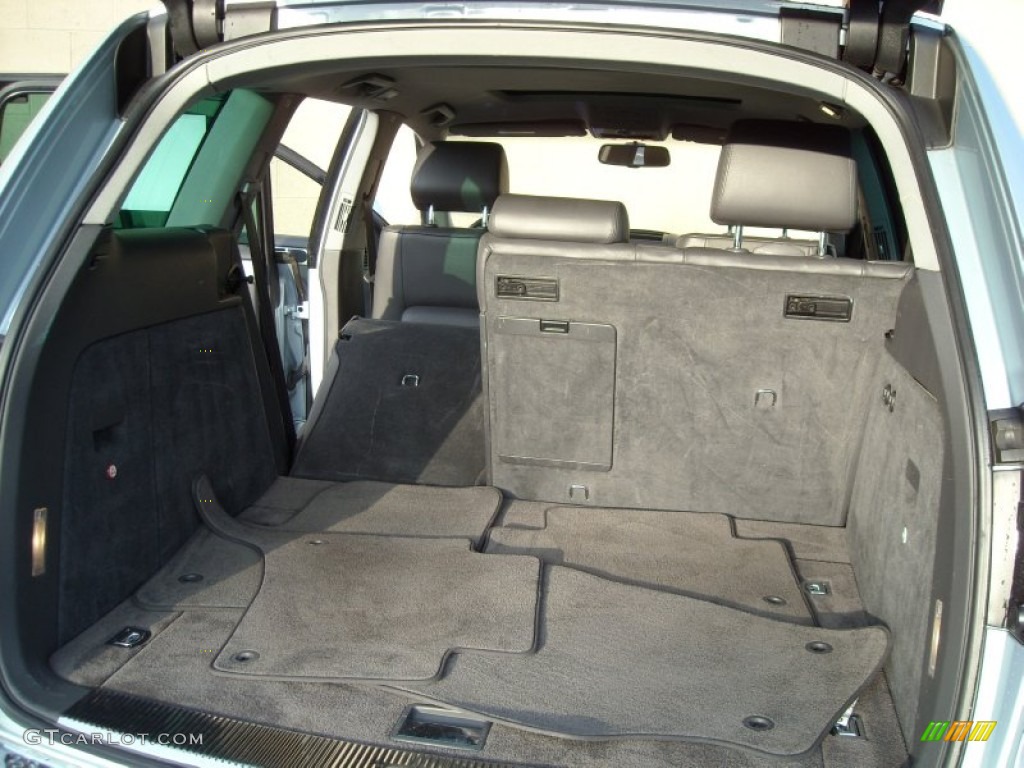 2004 Volkswagen Touareg V8 Trunk Photos