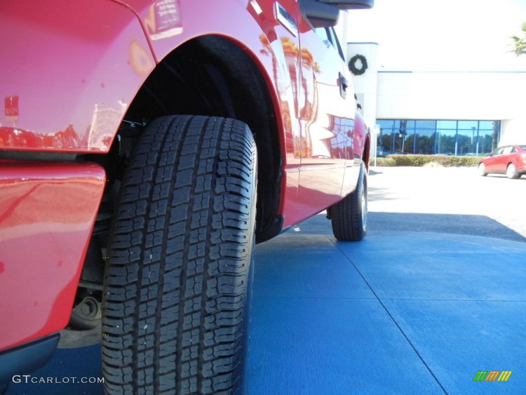 2005 F150 STX Regular Cab Flareside - Bright Red / Medium Flint Grey photo #13